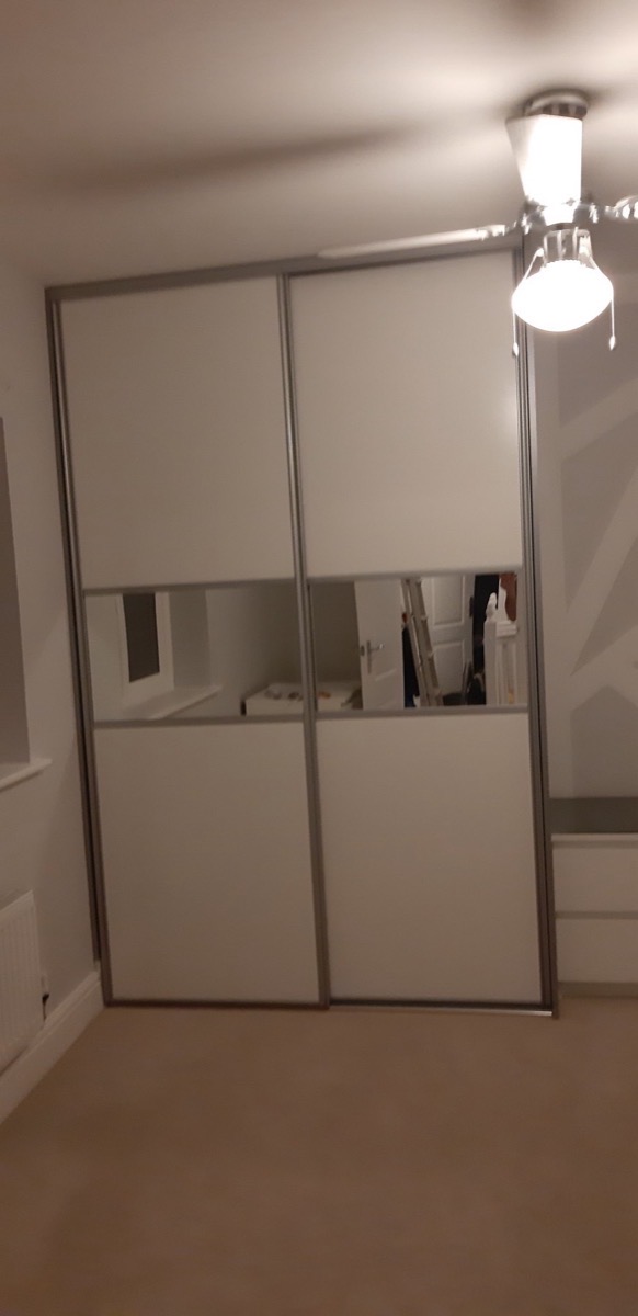Fitted sliding wardrobes with mirror panels